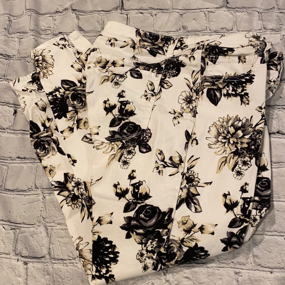 White House Black Market ladies ankle pants.